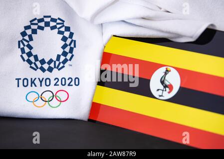 TOKIO, JAPAN, FEBRUAR. 8. 2020: Uganda bei Olympischen Sommerspielen in Tokio 2020, Nationalflaggen, schwarzer Hintergrund Stockfoto