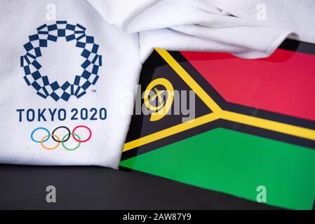TOKIO, JAPAN, FEBRUAR. 8. 2020: Vanuatu beim olympischen Sommerspiel in Tokio 2020, Nationalflaggen, schwarzer Hintergrund Stockfoto