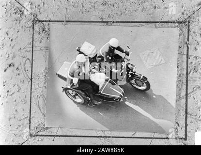 Probleme in Amsterdam, einer der Verhafteten ist ein Motor für das Büro Warmoestraat Datum: 14. Juni 1966 Ort: Amsterdam, Noord-Holland Schlüsselwörter: Verhaftet, Motorräder, Polizei Stockfoto