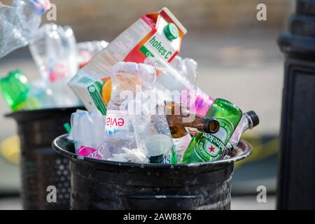 BUDAPEST, Ungarn - 19 August 2017: Straße Mülltonnen sind mit Mülltonnen mit plastikflaschen von Scans bis oben gefüllt. Stockfoto