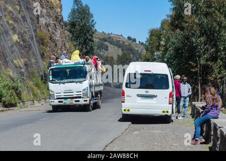 Mekele, Äthiopien - November 2018: Menschen, die mit dem überfüllten Lastwagen fahren, afrikanischer Transportstil Stockfoto