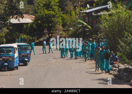 Mekele, Äthiopien - November 2018: Gruppe äthiopischer Schulkinder, die Uniformen tragen und auf der Straße spazieren gehen Stockfoto