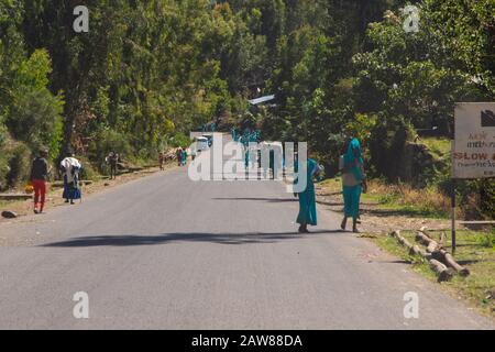 Mekele, Äthiopien - November 2018: Gruppe äthiopischer Schulkinder, die Uniformen tragen und auf der Straße spazieren gehen Stockfoto