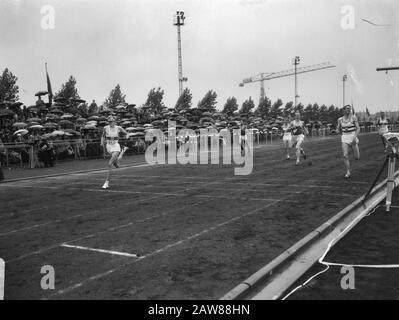 Niederländische Leichtathletik-Meisterschaften, Fred van Herpen gewann 400 Meter Männer Datum: 7. August 1966 Schlagwörter: Leichtathletik, MEISTERSCHAFTEN, Sieger Personenname: Fred van Herpen Stockfoto