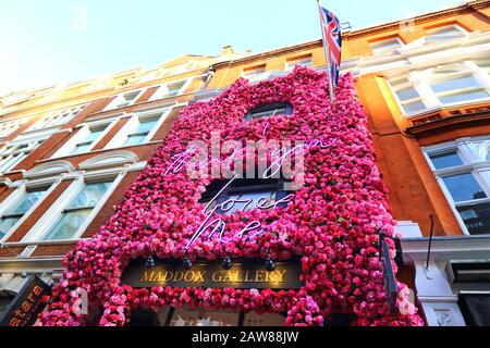 London, Großbritannien. Februar 2020. Maddox Gallery in Mayfair, London, mit floralem Kunstschaffen dekoriert.Maddox Gallery in Mayfair, London hat eine Tradition prächtiger Blumenkunst, die das Äußere so schmückt, dass es mit den Jahreszeiten und ihren Ausstellungen zusammenfällt. Sie haben gerade ihr neuestes Kunstwerk "I Think You Love Me" fertiggestellt, um den bevorstehenden Valentinstag am 14. Februar zu feiern und ihre neueste Ausstellung ''˜Love and Other Crimes' mit Liebeswerken einiger der erfolgreichsten und sofort erkennbaren Künstler der Welt zu präsentieren. (Kreditbild: © Stockfoto