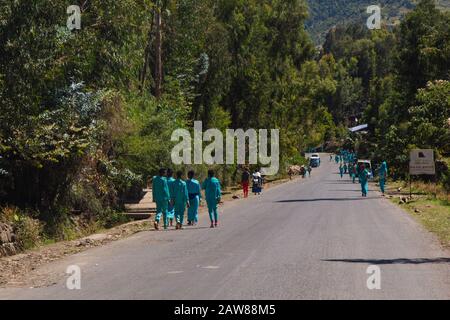 Mekele, Äthiopien - November 2018: Gruppe äthiopischer Schulkinder, die Uniformen tragen und auf der Straße spazieren gehen Stockfoto