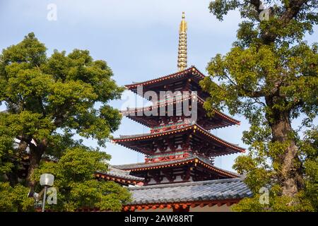 Osaka, Japan - Dezember 2019: Fünfstöckige Pagode im Shitennoji-Tempel. Mittlere Aufnahme, Niedrige Winkelansicht Stockfoto