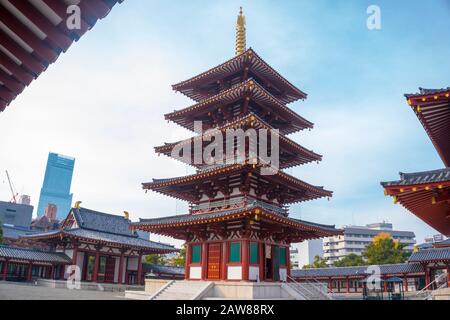 Osaka, Japan - Dezember 2019: Fünfstöckige Pagode im Shitennoji-Tempel. Der Tempel ist einer der ältesten buddhistischen Tempel Japans mit niedriger Winkelansicht Stockfoto