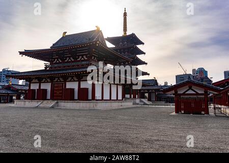 Osaka, Japan - 11. Dezember 2019: Shitennoji-Tempel und die fünfstöckige Pagode, Mittelaufnahme, Tiefwinkelansicht Stockfoto