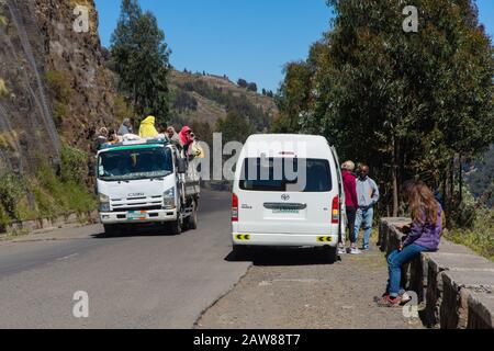 Mekele, Äthiopien - November 2018: Menschen, die mit dem überfüllten Lastwagen fahren, afrikanischer Transportstil Stockfoto