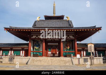 Osaka, Japan - 11. Dezember 2019: Shitennoji, ein buddhistischer Tempel in Osaka, Japan, Mittelaufnahme, Tiefwinkelansicht Stockfoto