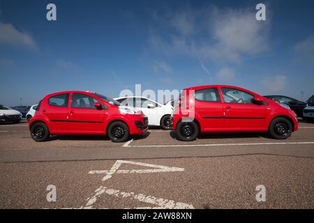 Neue Autos importiert und exportiert aus dem Hafen Stockfoto