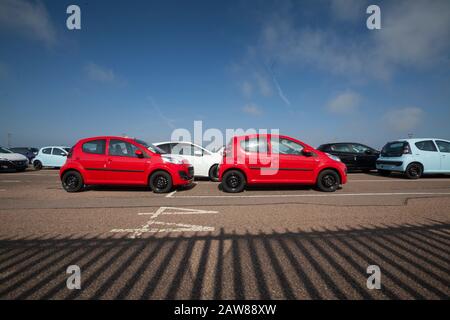 Neue Autos importiert und exportiert aus dem Hafen Stockfoto