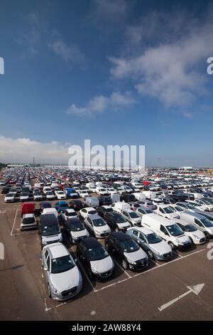 Neue Autos importiert und exportiert aus dem Hafen Stockfoto