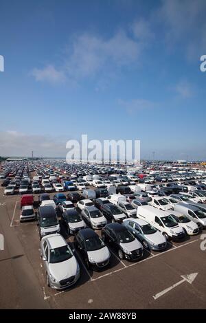 Neue Autos importiert und exportiert aus dem Hafen Stockfoto