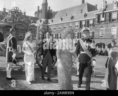 Budget-Tag 1966 in Den Haag Prinzessin Beatrix, Prinz Claus, Königin Juliana und Prinz Bernhard bei Ankunft am Ritter Datum: 20. September 1966 Standort: Hof, Den Haag, Südholland Schlüsselwörter: Queens, Princes, Prinzessinnen Personenname: Beatrix, Prinzessin, Bernhard, Prinz Claus, Prinz, Juliana, Königin Institution Name: Ritter Stockfoto