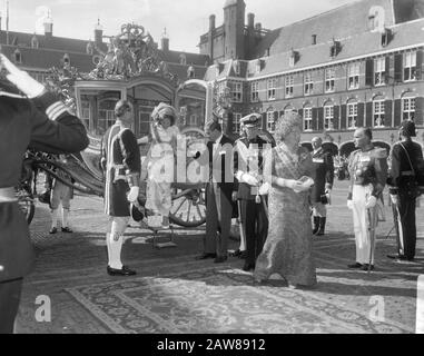 Budget-Tag 1966 in Den Haag Prinzessin Beatrix, Prinz Claus, Königin Juliana und Prinz Bernhard bei Ankunft am Ritter Datum: 20. September 1966 Standort: Hof, Den Haag, Südholland Schlüsselwörter: Queens, Princes, Prinzessinnen Personenname: Beatrix, Prinzessin, Bernhard, Prinz Claus, Prinz, Juliana, Königin Institution Name: Ritter Stockfoto