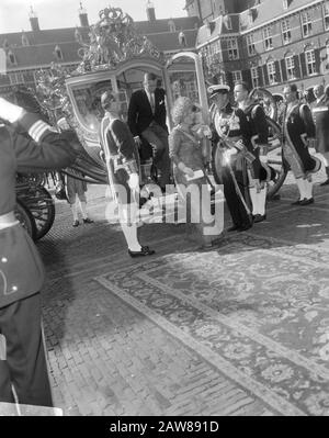 Budget-Tag 1966 in Den Haag Prinz Claus, Königin Juliana und Prinz Bernhard bei Ankunft am Ritter Datum: 20. September 1966 Standort: Hof, den Haag, Südholland Schlüsselwörter: Queens, Princes, Princesses Personenname: Bernhard, Prinz Claus, Prinz, Juliana, Königin Stockfoto