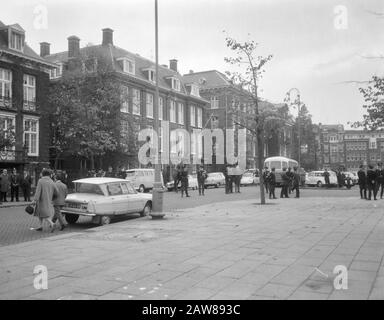 Demonstration in Amsterdam gegen die Vietnamkriegspolizei Überwachung des amerikanischen Konsulats am Museumplein Datum: 16. Oktober 1966 Ort: Amsterdam, Noord-Holland Schlüsselwörter: Konsulate, Polizei Stockfoto