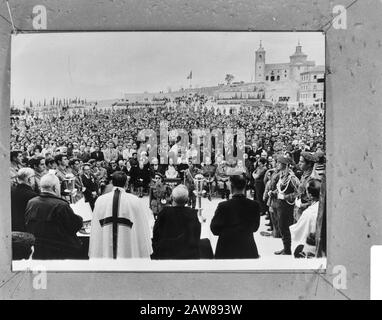 Prinzessin Irene bei der jährlichen Sitzung der Carlisten in Spanien Crowd Overview und Prinzessin Irene mit einer mantilla bis zum Head Date: 2. November 1966 Ort: Spanien Schlüsselwörter: Meetings, Crowd, Princesses Person Name: Irene, Prinzessin Stockfoto