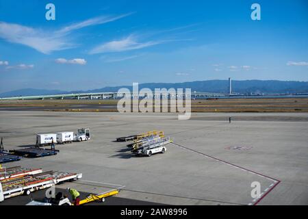 Osaka, Japan - 14. Dezember 2019: Sky Gate Bridge R verbindet den internationalen Flughafen Kansai Stockfoto