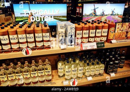 Typisch holländische Souvenirs im Duty Free Airport Shop Stockfoto