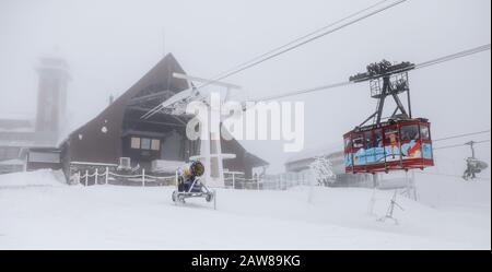 Oberwiesenthal, Deutschland. Februar 2020. Eine Vollgondel der Fichtelbergbahn schwimmt den Fichtelberg hinauf. Am selben Tag beginnen die zweiwöchigen Winterferien in Sachsen. Nach den warmen Tagen mit viel Regen hoffen die sächsischen Skigebiete nun wieder auf kaltes Wetter und Schneefall. Kredit: Jan Woitas / dpa-Zentralbild / dpa / Alamy Live News Stockfoto