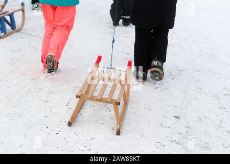 Oberwiesenthal, Deutschland. Februar 2020. Winterurlauber fahren mit dem Schlitten zur Rodelbahn auf den Fichtelberg. Am selben Tag beginnen die zweiwöchigen Winterferien in Sachsen. Nach den warmen Tagen mit viel Regen hoffen die sächsischen Skigebiete nun wieder auf kaltes Wetter und Schneefall. Kredit: Jan Woitas / dpa-Zentralbild / dpa / Alamy Live News Stockfoto