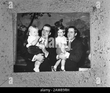 Prinz Juan Carlos (links) mit Sohn Felipe und König Konstantin mit seinem Sohn Paul Palace Zarzuel in Spanien Datum: 30. Dezember 1968 Ort: Spanien Personenname: Konstantin König Felipe, Juan Carlos, Fürst von Spanien, Paul Stockfoto