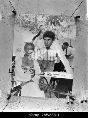 Nina van Pallandt und der Schauspieler Nikos Minardos drehen Filme in Athen; Nina van Pallandt und Nikos Minardos Datum: 7. Oktober 1974 Ort: Athen Schlagwörter: Schauspieler, Filmaufnahmen, Schauspieler Stockfoto