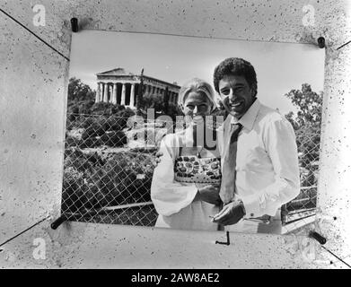 Nina van Pallandt und der Schauspieler Nikos Minardos drehen Filme in Athen; Nina van Pallandt und Nikos Minardos Datum: 7. Oktober 1974 Ort: Athen Schlagwörter: Schauspieler, Filmaufnahmen, Schauspieler Stockfoto