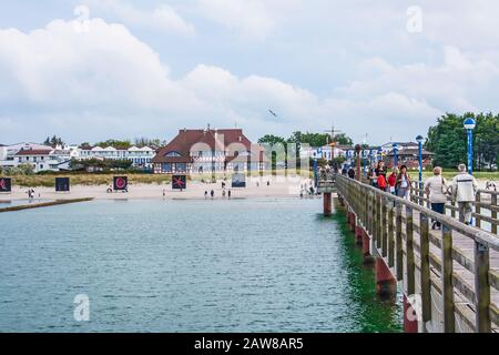 Zingst, Deutschland - 16. Juni 2012: Strandpromenade in Zingst Blick von der Anlegestelle, einem berühmten Touristenziel der Badekurortstadt. Stockfoto