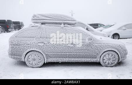 Oberwiesenthal, Deutschland. Februar 2020. Eiswagen auf einem Parkplatz auf dem Fichtelberg. Am selben Tag beginnen die zweiwöchigen Winterferien in Sachsen. Nach den warmen Tagen mit viel Regen hoffen die sächsischen Skigebiete wieder auf kaltes Wetter, vorzugsweise verbunden mit Schneefall. Kredit: Jan Woitas / dpa-Zentralbild / ZB / dpa / Alamy Live News Stockfoto