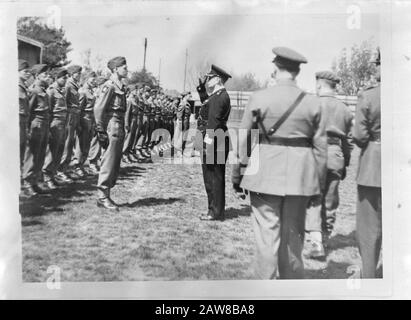 Marine Detachment fügte der Prinzessin Irene Brigade hinzu.en Installation Oberst von Marines MR. De Bruyne als inpecteur holländische Truppen am 15. Juli 1943. Datum: 15. Juli 1943 Ort: Big -Brittannië Schlüsselwörter: Inspektionen, Armee, Marineinfanteristen, Soldaten, Name der Person des zweiten Weltkriegs: Bruyne, Name Der MD-Institution: Prinzessin Irene Brigade Stockfoto