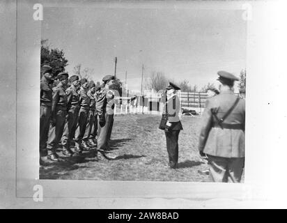 Marine Detachment fügte der Prinzessin Irene Brigade hinzu.en Installation Oberst von Marines MR. De Bruyne als inpecteur holländische Truppen am 15. Juli 1943. Datum: 15. Juli 1943 Ort: Big -Brittannië Schlüsselwörter: Inspektionen, Armee, Marineinfanteristen, Soldaten, Name der Person des zweiten Weltkriegs: Bruyne, Name Der MD-Institution: Prinzessin Irene Brigade Stockfoto