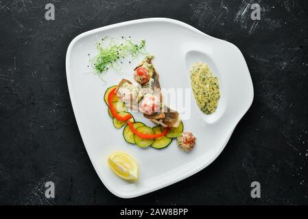 Gebackenes Fischfilet mit Gemüse. Draufsicht. Freier Speicherplatz für Ihren Text. Stockfoto