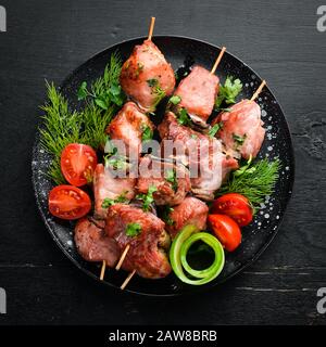 Spieße mit Gemüse. Kebab in einer schwarzen Platte. Draufsicht. Freier Speicherplatz. Stockfoto