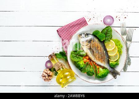 Dorado Fisch mit gegrilltem Gemüse. Meeresfrüchte. Draufsicht. Freier Speicherplatz. Stockfoto