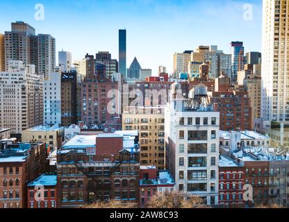 Typische Gebäude in Manhattan sind in New York mit verschiedenen Gebäuden, Eigentumswohnungen und Wolkenkratzern unterlegt Stockfoto