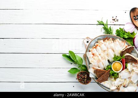 Pflaume mit Brot, Senf und Pfeffer. Ukrainische traditionelle Küche. Draufsicht. Freier Speicherplatz für Ihren Text. Stockfoto