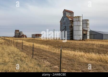 Klassischer alter Kornelevator unter einem weiten Himmel entlang der Interstate 40 und der Route 66 direkt östlich von Groom, Texas, USA [keine Freigabe für Immobilien; für Herausgeber verfügbar Stockfoto