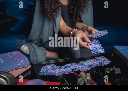 Hände, die die Karten auf den Tisch legen Stockfoto