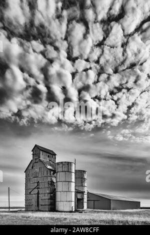 Klassischer alter Kornelevator unter einem weiten Himmel entlang der Interstate 40 und der Route 66 direkt östlich von Groom, Texas, USA [keine Freigabe für Immobilien; für Herausgeber verfügbar Stockfoto