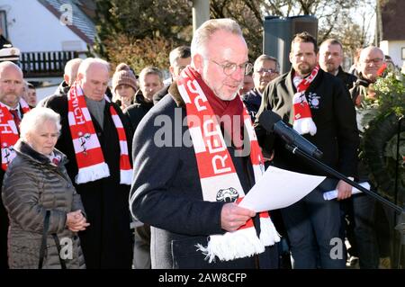 München, Deutschland. Februar 2020. Karl-Heinz Rummenigge legte den Grundstein für eine Gedenkschau zum 62. Jahrestag des Flugzeugabsturzes am damaligen Flughafen München-Riem, bei dem 23 Menschen, darunter acht Manchester United Fußballspieler, auf dem Manchesterplatz ums Leben kamen. Weltweite Nutzung Credit: Dpa/Alamy Live News Stockfoto