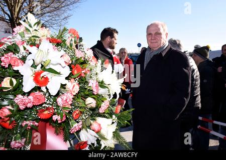 München, Deutschland. Februar 2020. Uli Hoeness legte den Grundstein für eine Gedenkschau zum 62. Jahrestag des Flugzeugabsturzes am damaligen Flughafen München-Riem, bei dem 23 Menschen, darunter acht Manchester United Fußballspieler, auf dem Manchesterplatz ums Leben kamen. Weltweite Nutzung Credit: Dpa/Alamy Live News Stockfoto