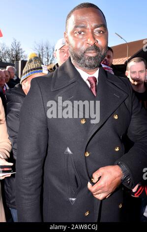 München, Deutschland. Februar 2020. Andy Cole legte den Grundstein für eine Gedenk-Vitrine zum 62. Jahrestag des Flugzeugabsturzes am damaligen Flughafen München-Riem, bei dem 23 Menschen, darunter acht Manchester United Fußballspieler, auf dem Manchesterplatz ums Leben kamen. Weltweite Nutzung Credit: Dpa/Alamy Live News Stockfoto