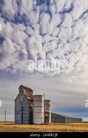 Klassischer alter Kornelevator unter einem weiten Himmel entlang der Interstate 40 und der Route 66 direkt östlich von Groom, Texas, USA [keine Freigabe für Immobilien; für Herausgeber verfügbar Stockfoto