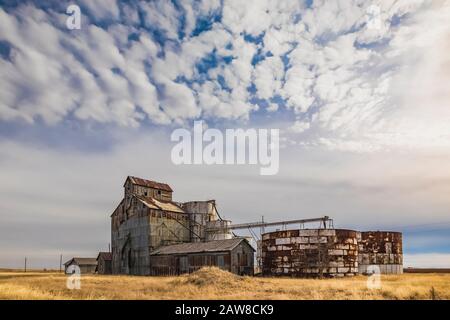 Klassischer alter Kornelevator unter einem weiten Himmel entlang der Interstate 40 und der Route 66 direkt östlich von Groom, Texas, USA [keine Freigabe für Immobilien; für Herausgeber verfügbar Stockfoto