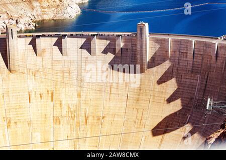 Große Mauer des Hoover-Damms aus Beton im Black Canyon des Colorado-Flusses an der Grenze zu Nevada Arizona Stockfoto