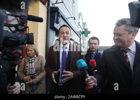 Tullow, Carlow, Irland. 6/Februar/2020 Allgemeine Wahl 2020. Taoiseach und Fine Gael-Führer Leo Varadkar, spricht mit den Medien während einer Leinwand von Tullow im County Carlow. Foto: Eamonn Farrell/RollingNews.ie/Alamy Live News Stockfoto